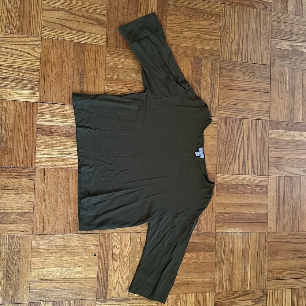 Olive green blouse. Size PM and excellent condition